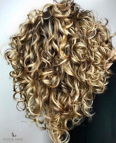 This blog is dedicated to hairstyles, makeup, and beauty. Curly Hair Tips, Blond Balayage, Blonde Curly Hair, Pinterest Hair, Hair Photo