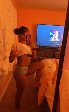 Cute Body Picture Ideas, Cute Selfie Ideas Black Women, Cute Selfies Black Women, Body Picture Ideas Mirror No Face, Cute Simple Hairstyles For Black Women, Body Mirror Pics Baddie, Mirror Body Pic, Bra Picture Ideas, Ideas For Pfp