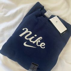 Brand New With Tags And Original Packaging Oversized Size Xsmall Fits Small/Medium Navy/White Nike Women Sweatshirt, Crewneck Outfit, Navy Blue Outfit, Vintage Nike Jacket, Nike Therma Fit Hoodie, Nike Crewneck, Nike Pro Women, Womens Sweatshirts Hoods, Hoodie Outfit