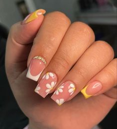 #acrylicnaildesigns #yellownails Best Summer Nail Designs, Multicoloured Nails, Nails Yellow, Hello Nails, Summer Nail Designs, Gel Acrylic Nails, Simple Gel Nails, Ombre Acrylic Nails, Work Nails