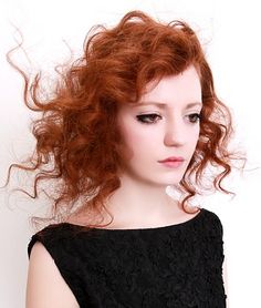 Propuesta Le Salon d'Apodaca. media melena rizada asimetrica. #lesalondapodaca Long Red Curly Hair, Naturally Curly Hairstyles, Womens Hair Styles, Big Bouncy Curls, Charlotte Smith, Red Curly Hair, Wavy Hair Men, Womens Hair, Lake Photography