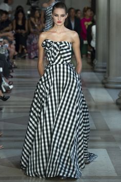 Carolina Herrera Spring 2017 buffalo check Carolina Herrera, Carolina Herrera Fashion, Gorgeous Gowns, Mode Style, White Fashion, Fashion 2017, Spring 2017, Beautiful Gowns, Beautiful Fashion