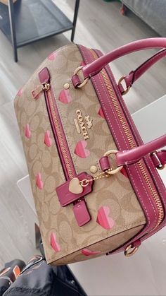 Pink Lifestyle, Mode Grunge, Sacs Design, Purse Brands, Cute Handbags, Fancy Bags