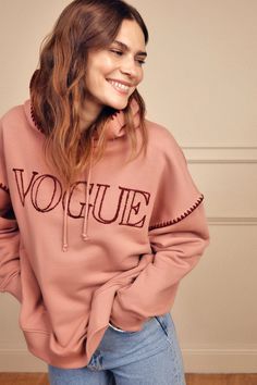 Felpa con cappuccio VOGUE Handcraft Edition rosa antico con logo ricam – VOGUE Collection Italia Color Melon, Vogue British, Oversized Crewneck, 3d Logo, Light Peach, Spring Looks, Look Casual, Logo Color, Oversize Hoodie