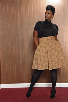 Super cute black shirt and plaid skirt combo for a vintage plus size outfit look! Business Casual Outfits, Professional Outfits, Plus Size Fall Outfit, Plus Size Fall, Outfits Plus Size, Looks Plus Size, Plus Size Fashion For Women, Curvy Girl Outfits, Curvy Outfits