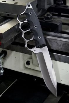 a knife that is sitting on top of a machine