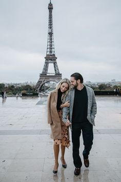 eiffel tower couples couple photography paris rain mind still perfect place don where beautiful so Paris Photoshoot Couple, Eiffel Tower Picture Ideas, Eiffel Tower Couple, Eiffel Tower Photoshoot, Paris Couple Pictures, Paris Rain, Outfits In Paris, Photos In Paris, Eiffel Tower Pictures