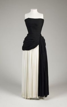 Madame Grès evening dress, 1950 From the De Young Museum 1950s Fashion, Madame Gres, Look Retro, Fashion 1950s, Vintage Gowns, Vintage Couture, Look Vintage, Mode Vintage