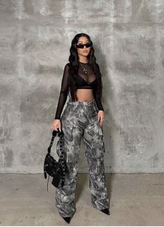 Hip Hop Chic Outfits, Dreamville Outfit Ideas, Streetwear Fashion Women Classy, Bay Area Concert Outfits, Drake Inspo Outfit, Luxe To Kill Cargo Pants, Old School Reggaeton Outfits, Style Inspiration Going Out, Drake Concert Outfits Ideas