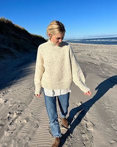 The Louvre Sweater is worked from the top down with raglan increases on the yoke. Short rows are worked after the neck rib edge to shape the neckline. Raglan Increases, Skirt Styling, Knitwear Outfit, The Louvre, Top Down, Sweater Pattern, Mode Style, Cashmere Sweater