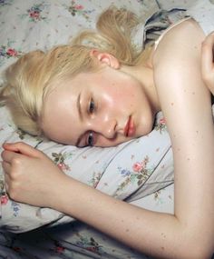 Luna Lovegood, Sofia Coppola, Poses References, Rest And Relaxation, روتين العناية بالبشرة, Portrait Inspiration, 인물 사진, Fotografi Potret, Girl Next Door