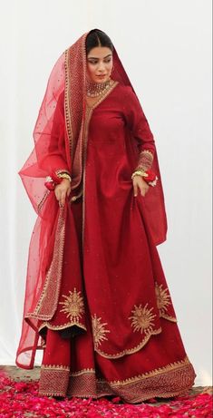 Bridal Dresses 2022, Stile Hijab, Indian Outfits Lehenga, Indian Bride Outfits, Asian Bridal Dresses, Bridal Dresses Pakistan, Traditional Indian Dress, Indian Dresses Traditional