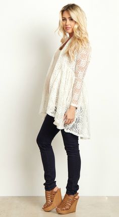 This long sleeve floral print maternity cardigan is perfect when you want to feel feminine and look casual. This delicate floral lace open cardigan will go beautifully over a maternity cami and paired with your favorite maternity jeans. Dress this cardigan up even further with a long necklace and boots. Prego Outfits, Maternity Cardigan, Maternity Clothes Fashionable, Trendy Maternity, Baby Bump Style, Preggo Fashion, Cute Maternity Outfits, Pregnancy Looks, Pregnancy Wardrobe