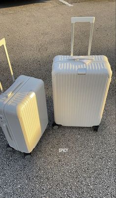 Aesthetic Luggage Pics, Vacation Suitcase Aesthetic, Trip Bags Aesthetic, Luxury Trip Aesthetic, Koper Traveling Aesthetic Girl, Travel Bag Aesthetic Airport, Rimowa Suitcase Aesthetic, Travel Suitcase Aesthetic Airport, Airport Suitcase Aesthetic