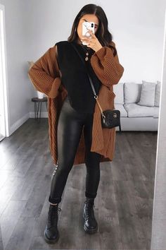 Fall Brown Dress, Chic Teacher Outfits, Knitted Cardigan Outfit, Brown Bodysuit Outfit, Everyday Winter Outfits, Houseparty Outfits, Knit Cardigan Outfit, Rebellious Fashion, Alledaagse Outfits