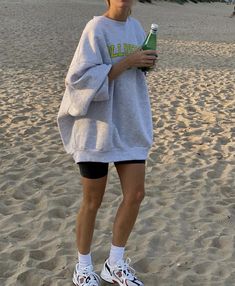 Oversized Sweatshirt Outfit Summer, Mode Pop, 여름 스타일, Cooler Look, Mode Ootd, Looks Street Style, Modieuze Outfits, Hoodie Outfit, Workout Outfit
