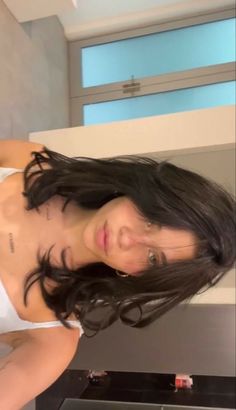 Medium Length Hair With Curtain Bangs Side Part, Butterfly Layered Haircut With Curtain Bangs, Haircuts Inspo Aesthetic, Shaggy Haircut Medium Length, Nessa Barret Hair Short, Brown Curtain Bangs Short Hair, Nessa Haircut, Medium Layer Haircuts For Women, Med Length Balayage Hair