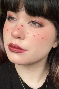 Ideias de Maquiagem para Festa Junina: Crianças e Adultos Makeup Hearts On Cheeks, Heart Cheeks Makeup, Heart Eye Makeup Aesthetic, Candy Freckles Makeup, Cute Makeup Freckles, Hearts On Cheeks Makeup, Eye Heart Makeup, Heart On Cheek Makeup, Face Painting Heart