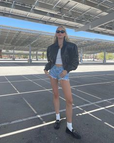 High Waisted Shorts, Coachella Looks, Denim Shorts Outfit, Fancy Tops, Elsa Hosk, High Waist Fashion, Levi Shorts, White Tank, Minimalist Outfit