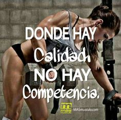 a woman is doing exercises with dumbbells in front of a brick wall and the words, donde hay calidad no hay compete