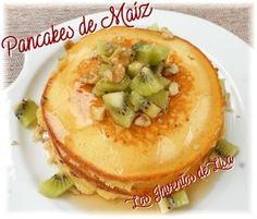 pancakes with kiwis and nuts are on a white plate, next to the words pancake de mizo written in spanish