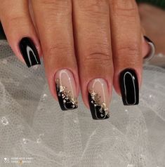 Black And Gold Nails Classy, Black Nails For A Wedding, Gel Nail Designs Black And Gold, Short Black And Gold Acrylic Nails, Hoco Nails Gold And Black, Black And Gold Nails Short Simple, Black And Nails Gold, Vegas Acrylic Nails Ideas, Short Black Elegant Nails