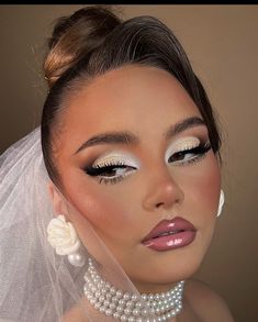 Unique Wedding Makeup Looks, Lace Makeup Look, Creative Eye Makeup Tutorial, Sultry Wedding Makeup, White Party Makeup, White Make Up, Evening Glam Makeup, Full Glam Makeup Looks Glitter, Bridal Reception Makeup