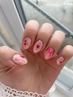 Gel Strawberry Nails, Short Nails Design Almond, Strawberry Short Nail Designs, Nail Art Designs Short Almond, Pink Gel Manicure Ideas, Coquette Strawberry Nails, Spring Nails Fruit, Strawberry Coquette Nails, Nail Ideas Fruit