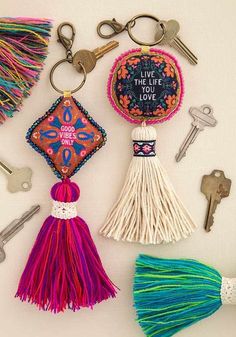 Simpul Makrame, Car Hanging Accessories, Boho Car Accessories, Keychain Ideas, Diy Fabric Jewellery, Car Hanging, Cute Car Accessories, Ideas Creativas, 자수 디자인