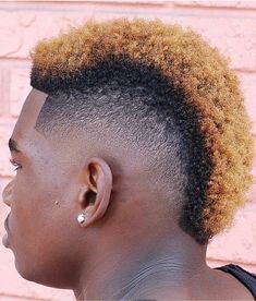 Do you prefer a look as daring as the various braids styles today? Then choose the blonde mohawk fade. You will stand out with your hair perfectly blonde. Explore other blonde hairstyles for black men. Shaped Haircut, Blonde Mohawk, Mohawk Fade, Official Hairstyle, V Cut Hair, Oval Face Haircuts