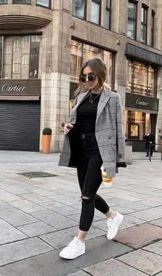 ▷ 20 looks de oficina con tenis 【2022】 I alejarod.com 👗 Elegantes Business Outfit, Populaire Outfits, 여름 스타일, Outfit Chic, Trendy Fall Outfits, Modieuze Outfits