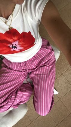 Fun Elegant Outfit, Colorful Simple Outfits, Colorful Outfit Inspiration, Red And Pink Aesthetic Outfit, Outdoor Outfits For Women Summer, Pink And Red Aesthetic Outfit, Pink Pants Outfit Summer, Japan Outfits Summer, Pink Linen Pants Outfit