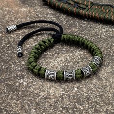 Diy Paracord Bracelet With Beads, Rune Vichinghe, Rune Viking, Viking Braids, Braid Tool, Braided Rope Bracelet, Paracord Bracelet Diy, Amulet Bracelet, Bracelet Viking