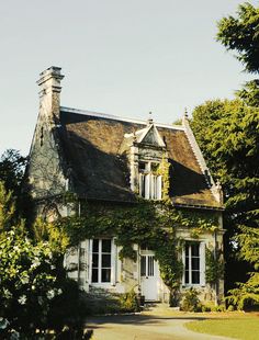 an old house with ivy growing on it's roof