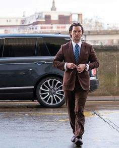 Matthew McConaughey Brown Suit Outfit in The Gentlemen 2019 Range Rover London Modern Gentleman Style, Gentleman Movie, Alright Alright Alright, Gentleman Aesthetic, British Gentleman, The Gentlemen, Brown Suits, Style Mistakes