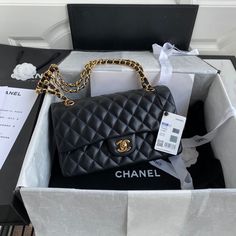 Size: 15.5cm*25.5cm*6.5cm It comes with Dust box, Care manual, Tag, and Paper bag. Chanel Handbags Classic, Chanel Classic Flap Bag, Tas Chanel, Tas Bahu, Chanel Flap Bag, Tas Fashion, Classic Flap Bag, Classic Handbags, Luxury Purses