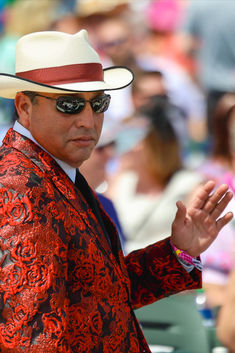 Booted and suited for the #KentuckyDerby. Men's #fashion on full display during Thurby.