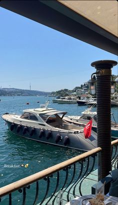 there are many boats in the water near each other on the dock and one boat is docked