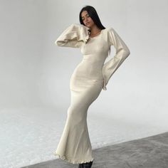 This timeless dress features a sophisticated design with a bold backless detail. Crafted from quality fabric, its elegant silhouette exudes luxury and exclusivity. Elevate your style with this statement piece, perfect for any special occasion. Features: -80% Polyester，20% Cotton -Super Soft Fabric -Solid Color -Backless -Bodycon Flare -Regular fit -Sexy style Hipster Skirt, Maxi Dress Elegant, Backless Long Dress, Flare Sleeve Dress, Flare Long Sleeve, Timeless Dress, Modesty Fashion, Split Maxi Dress, Sleeve Maxi Dress