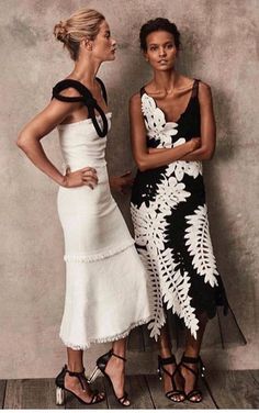 Diese schwarzen und weißen Midikleider sind wunderschön! Liebe, wie romantisch, ladylike und klassisch diese sind. Ich liebe schwarze und weiße Kleider wie diese - perfekt für formelle Anlässe!, These black and white midi dresses are gorgeous! Love how romantic, ladylike and classic these are. I just love black and white dresses like this - pe..., #Anlässe #blackandwhitedresses #diese... Black And White Dresses, Fab Frocks, Look Retro, Looks Party, Fashion Friday, White Dresses, White Midi Dress