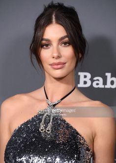 Make Up For Dark Brown Eyes Natural, Camilla Morrone Makeup, Camila Morrone Red Carpet, Camila Morrone Makeup, Award Show Makeup, Camila Morrone Style, Darker Makeup, Jessica Alba Makeup, Dark Hair Styles