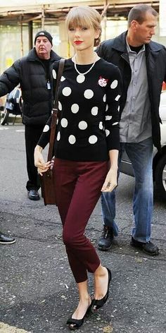 Taylor Swift Zooey Deschanel, Taylor Swift Street Style, Street Style 2018, Burgundy Pants, Taylor Swift Outfits, Preppy Look, Street Style Winter, Taylor Swift Style, Looks Vintage