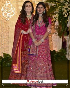 Isha Ambani chose to wear a bold pink lehenga that came with an interesting blouse for this years Ganesh Chaturthi's celebration and we are just in love with her gorgeous attire. . . . #bollywood #lehnga #Celebertities #fashion Ambani Lehenga, Gujrati Dress, Ganesh Chaturthi Celebration, Beautiful Lehengas, Isha Ambani, Manish Malhotra Saree, Radhika Merchant, Nita Ambani, Lehenga Gown