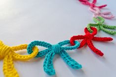two pictures of different colored ropes on the same string, and one is made out of yarn