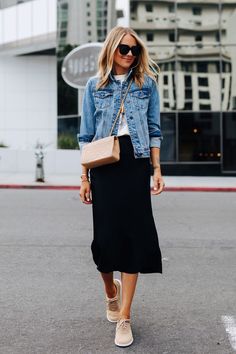 Midi Rok Outfit, Svarta Outfits, Bekväma Outfits, Tas Chanel, Rok Outfit, Skirt Tulle, Denim Jacket Outfit, Midi Skirt Outfit, Chanel Cruise