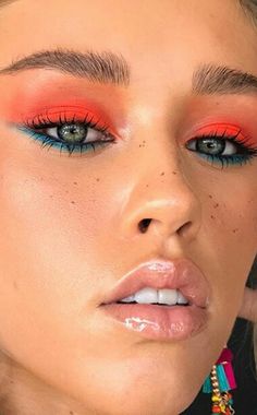 Eye Shadow Looks Colorful, Colorful Eyeshadow Makeup, Colorful Make Up Ideas, Colorful Festival Makeup, Bright Eye Makeup Tutorial, Bright Eyeliner Looks, Fun Makeup Ideas Colorful Easy, Colorful Make Up, Make Up Disco