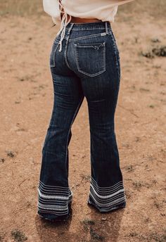 Flare Jeans Country, Western Closet, Majorette Outfits, Casual Cowgirl, Cruel Girl Jeans, Western Womens Fashion, Country Fits, Western Fits, Short Uggs