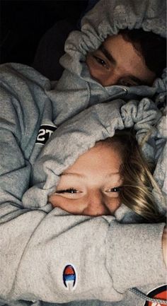 two people wrapped up in blankets with the caption'no como ahora no te saco de mi mente '