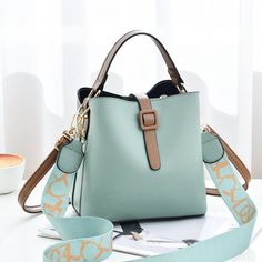 Trending Bags 2024, Modern Handbags, Purses And Handbags Leather, Classy Purses, Trending Handbags, Dress Korea, Hand Bags For Women, Trendy Bags