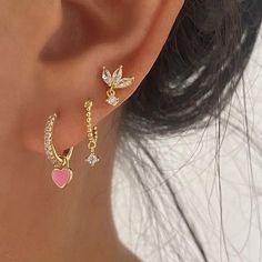 Cute Earrings Combinations, Dainty Stacked Earrings, Earring Stacks Silver Aesthetic, Ear Piercings Both Ears Ideas, Dainty Earrings Aesthetic, Dainty Silver Earring Stack, Earring Stack Aesthetic, Cute Earring Combinations, Earscapes Gold